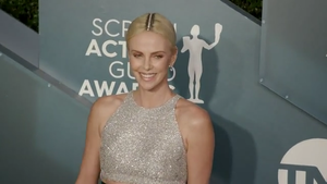 Charlize Theron Sex Porn - Charlize Theron recalls how Julianne Moore saved her from a wardrobe  malfunction at the Oscars