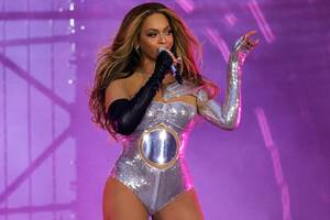 Beyonce Celebrity Porn - BeyoncÃ© Handles Minor Wardrobe Malfunction Like a Pro During Renaissance  Show in London â€” Watch!