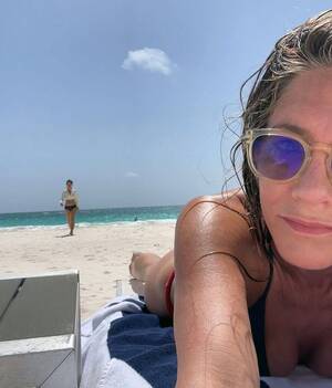jennifer aniston hot beach - Jennifer Aniston Topless Beach Scene | Sex Pictures Pass