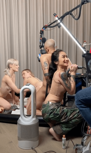 Bts Porn Set - BTS from a SexLikeReal VR porn shoot - Anna Clair Clouds, Jamie Jett and  Oliver Davis, plus his partner Avery Black as a counterweight ðŸ¤­ :  r/Jamie_Jett