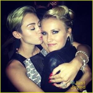 Emily Osment And Miley Cyrus Porn - Miley and Emily â™¥ miley and lily reunited!