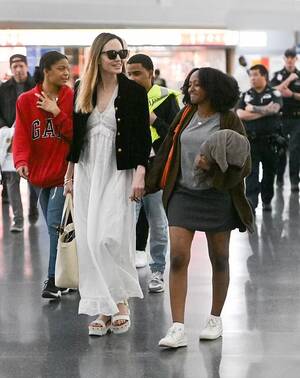 Angelina Jolie Hardcore Porn - Angelina Jolie e a filha Zahara desembarcam no Aeroporto Internacional JFK  em Nova York