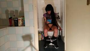 Emo Pee Porn - Sexy goth teen pee & crap while play with her phone pt1 HD - XVIDEOS.COM
