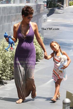halle berry pregnant naked - Hot Mama! 46-year old preggers Halle B and her beautiful daughter, Nahla | Halle  berry daughter, Halle berry baby, Halle berry