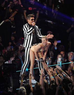Cyru Having Miley Sex Selena Gomez Naked - Miley Cyrus blurs lines at VMAs