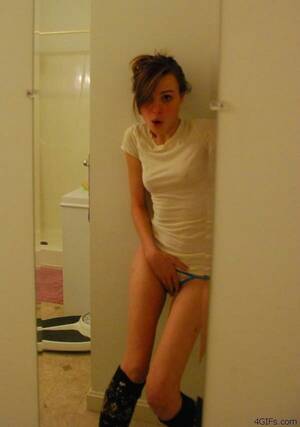 embarrassed amateur - Embarrassed outside the bathroom. Foto Porno - EPORNER