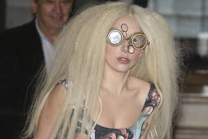 Lady Gaga Porn Blonde - Lady Gaga gets naked during surprise London show