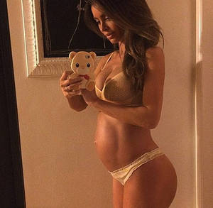 5 months pregnant girl porn - 9 month pregnant Sarah Stage showing her baby bump in the mirror