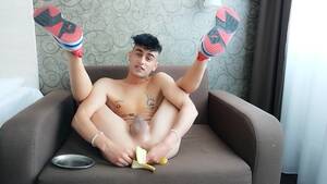 Gay Banana Porn - Twink folla con banana, pela una banana con un agujero y saca una banana  pelada del culo ver en linea