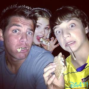 Fletcher Ant Farm Disney Porn - Jake Short With Stefanie Scott And Her Brother Eating S'mores