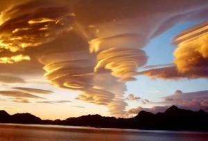 Lenticular Porn - Lenticular clouds over Hawaii