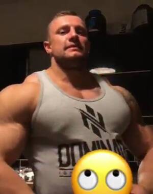 Big Gay Muscle Porn - Huge man showing off his muscles - ThisVid.com