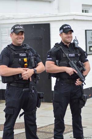 British Police Porn - British MoD Police in Portsmouth [960x638] : r/policeporn