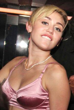 Miley Cyrus Cei Porn - Miley Cyrus, un'offerta da un milione di dollari per girare un film porno -  Foto Tgcom24