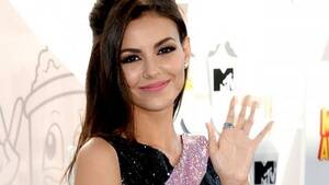 Ariana Grande Victoria Justice Elizabeth Gillies Porn - Watch Ariana Grande Kiss Her 'Victorious' Costar Liz Gillies |  Entertainment Tonight