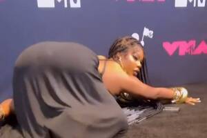 iggy azalea naked tranny - Sukihana Responds to Criticism for Twerking on VMAs Red Carpet - XXL