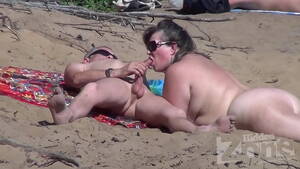 Mature Beach Suck - Blowjob on a nudist beach - XVIDEOS.COM