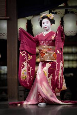 Geisha Kimono Japanese Porn - kimono-daisuki: â€œthekimonogallery: â€œMaiko performing in Hanamachi , Kyoto,  Japan â€ Whoa this kimono is gorgeous.