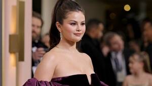 Ariana Grande Selena Gomez Sex - Ariana Grande calls for fans to stop body shaming - BBC News