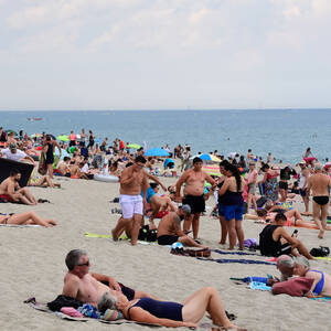 french beach sex videos - Bare Breasts on French Beaches? You Can, Despite Police Warnings - The New  York Times