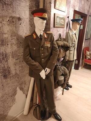Brown Uniform Porn - Soviet era East German military uniform : r/uniformporn