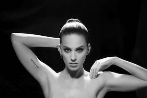 Natalie Portman Katy Perry Porn - Katy Perry faz topless para editorial de maquiagem