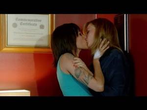 girls making out in the office - Franky & Erica kiss - Wentworth