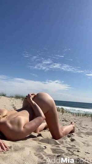 masturbate beach - Mia masturbating at the beach - ThisVid.com