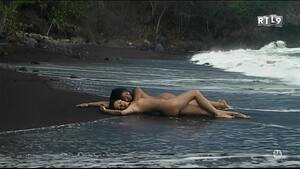 kissen naked people at the beach - Libertinages - Two cute naked girls having romantic softcore kissing fun on  the beach - XVIDEOS.COM