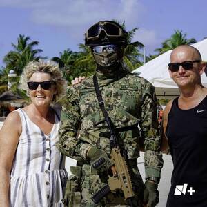 Mexican Military Porn - Tourists taking a picture with a mexican marine at 'Isla Mujeres' in  southern Mexico [1080x1080] : r/MilitaryPorn