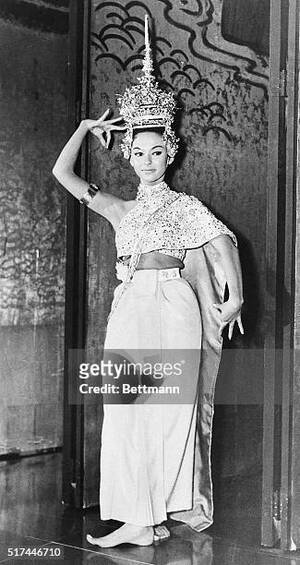 Latina Daisy Fuentes - 8,463 Latina Woman Barefoot Stock Photos, High-Res Pictures, and Images -  Getty Images