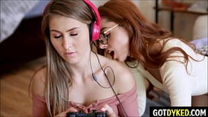 gamer girl lesbian - Gamer stepsisters eats pussy - XVIDEOS.COM