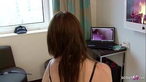 bruder und schwester - Bruder erwischt Stief Schwester beim Porno gucken und fickt - XVIDEOS.COM
