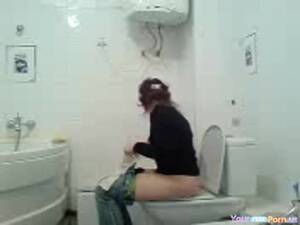 girlfriend voyeur toilet cam - Hidden Toilet Cam - video 6 - ThisVid.com em inglÃªs
