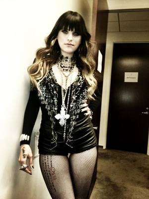 Juliet Simms Porn - AHHH. There's a green monster on my back!! I love her style!