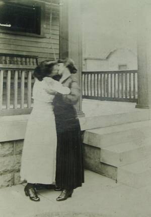 hot lesbian girls kissing - A kiss between two women. Photographed in the 1910s. : r/interestingasfuck