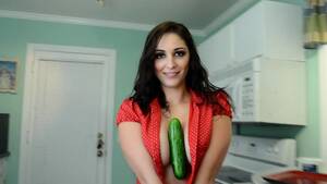 Carlotta Champagne Blowjob - Voluptuous beauty likes to tease - XBabe video