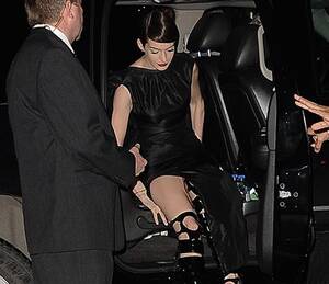 anne hathaway upskirt pussy shot - its Anne Hathaway, her vagina at the Les Mis premiere