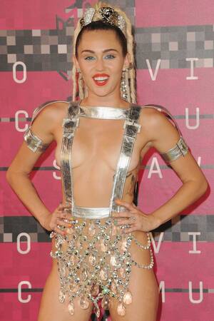 Miley Cyrus Naked - Miley Cyrus plans to strip naked in concert and wants audience nude too |  Glamour UK
