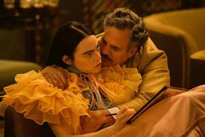 Emma Stone Sex - Poor Things Director Didn't Want to 'Shy Away from' Sex Scenes