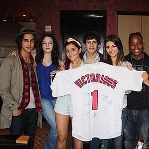 Ariana Grande And Victoria Justice Having Sex - Ariana Grande and Victoria Justice's epic reunion with Victorious cast 10  years on - Mirror Online