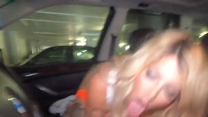Hooters Waitress Porn - Tatted Hooters Waitress Sucks Cock in Car for Big Tip - XVIDEOS.COM