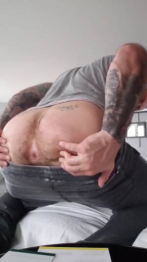 Gay Daddy Anal - Hairy daddy showing his ass - ThisVid.com