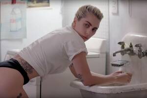 lady gaga tits videos - Lady Gaga: Most Revealing Moments from Documentary Five Foot Two
