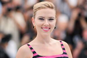 Lesbian Porn Scarlett Johansson - Scarlett Johansson's Keyhole Cutout Dress Just Raised The Bar For LBDs,  scarlett - thirstymag.com