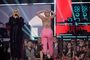 avril lavigne upskirt - Avril Lavigne Yells at Topless Protester at Juno Awards