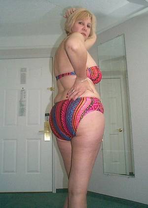 Curvy Mature Bikini - love her mature body. would love to spank her big beautiful ass before  fucking her