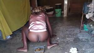 African Pooping Porn - Hot big black booty African mommy poops