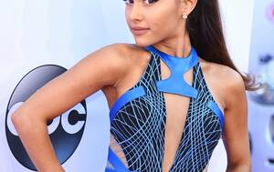Ariana Grande Watching Porn - Ariana Grande Trips on the Billboard Music Awards Red Carpet â€” Watch the  Embarrassing Moment! - Life & Style