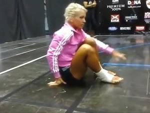 flexible aerobics - Stunningly flexible blonde bends her body wonderfully